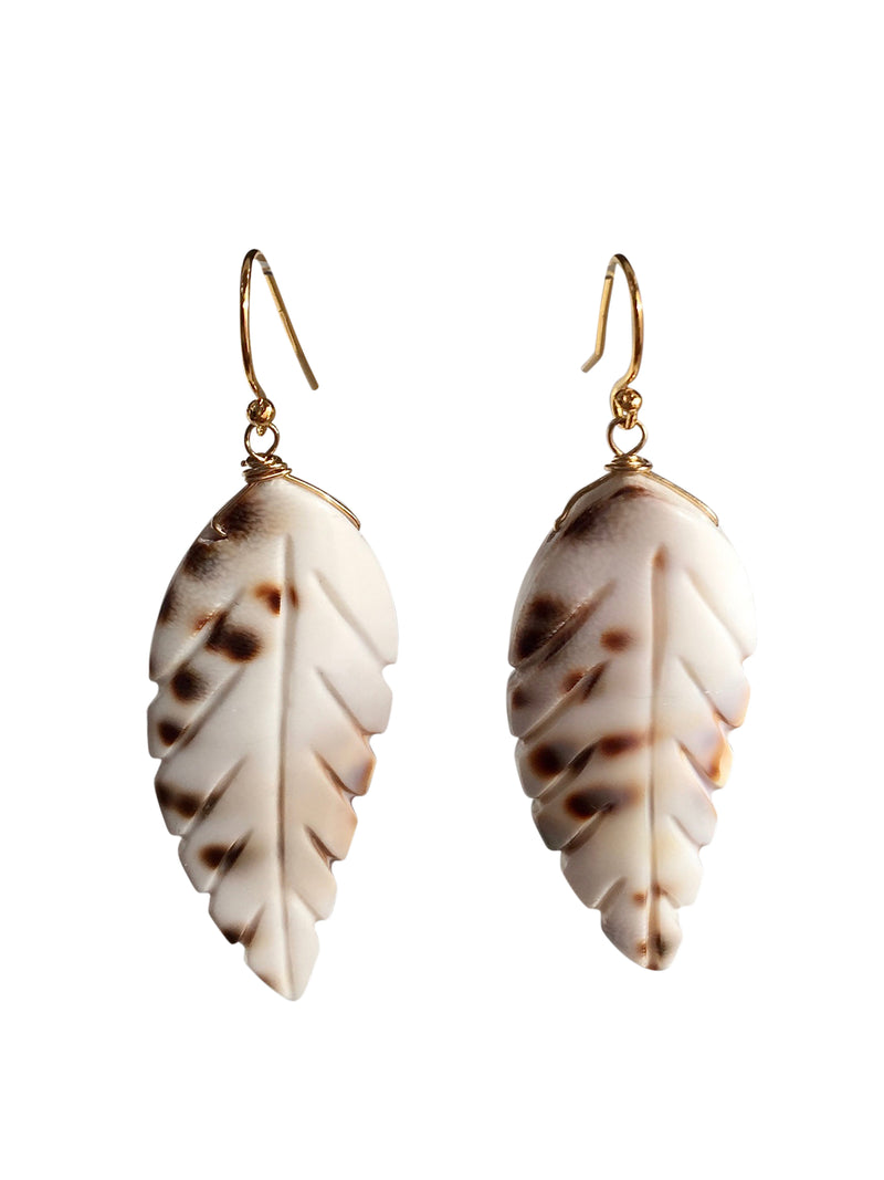 oorbellen earrings sieraden jewelry shell schelp statement hanger earring white brown blad veer leaf goldplated